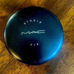 MAC POWDER PLUS FOUNDATION color NW40